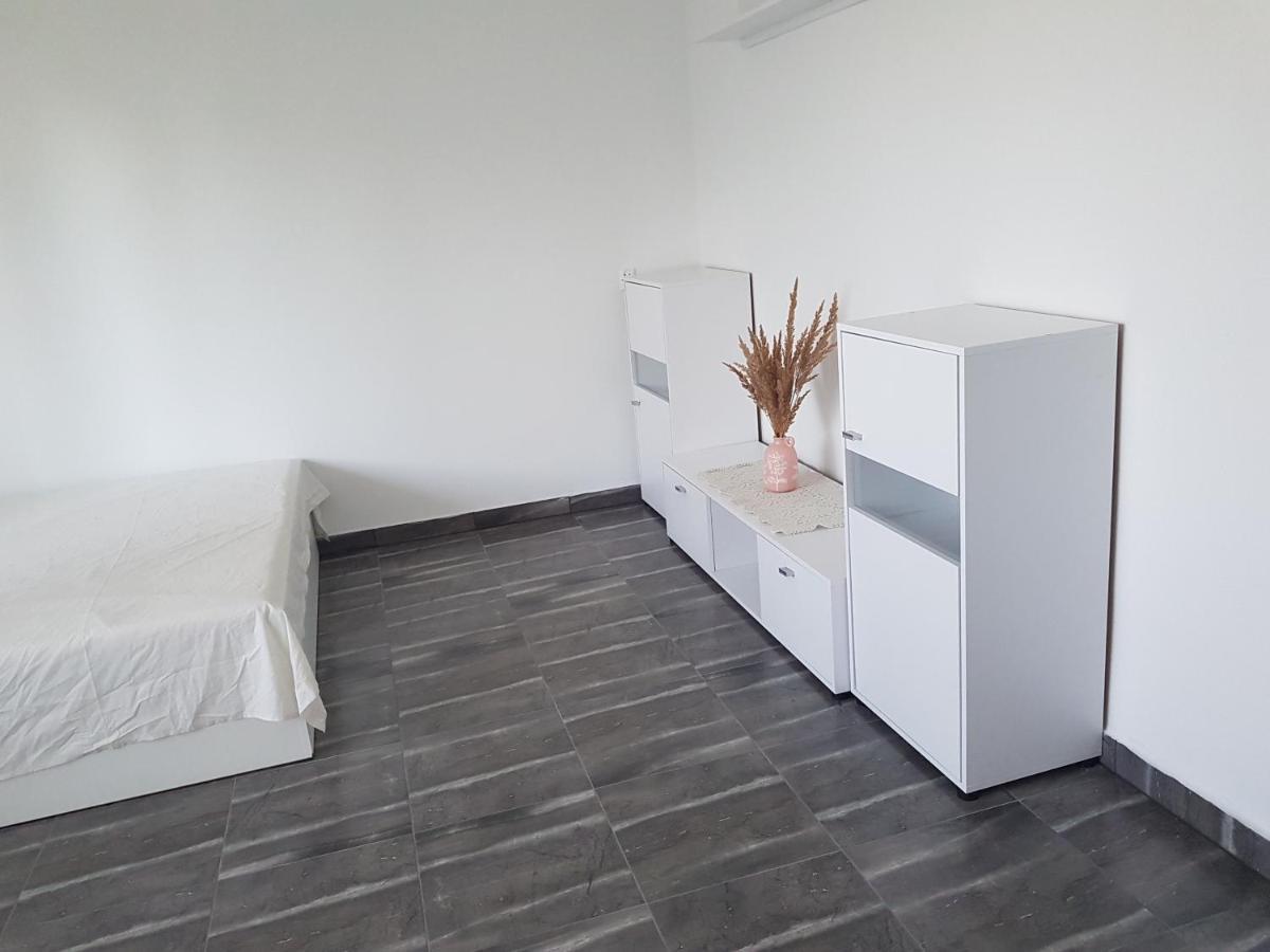 F.H.U Bed And Brekfast Apartment Glinik Exterior photo
