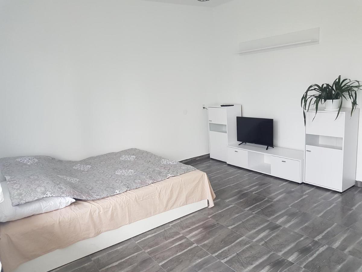 F.H.U Bed And Brekfast Apartment Glinik Exterior photo
